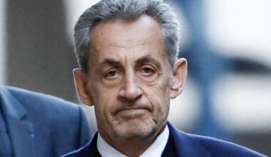 Frankreichs Ex-Präsident Nicolas Sarkozy auf dem Weg ins Pariser Gefängnis La Santé