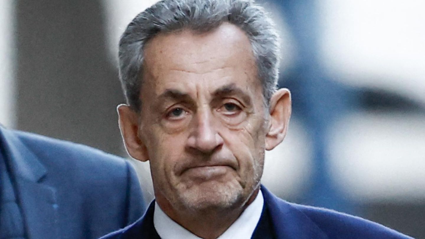 Frankreichs Ex-Präsident Nicolas Sarkozy auf dem Weg ins Pariser Gefängnis La Santé