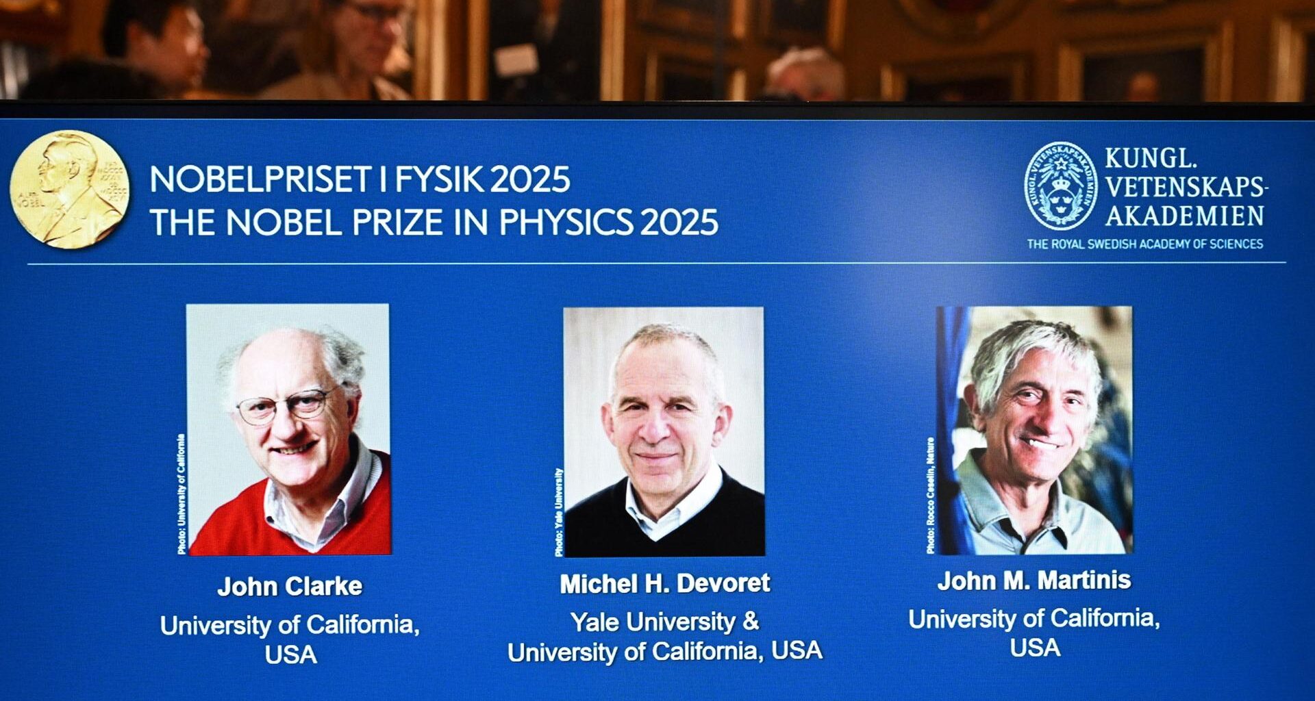 Stockholm: Standbild aus dem Livestream zur Bekanntgabe des Nobelpreises für Physik 2025: Auf einer Leinwand ist die Präsentation der Preisträger, die in den USA forschenden Quantenphysiker John Clarke (l-r), Michel Devoret und John Martinis, zu sehen.