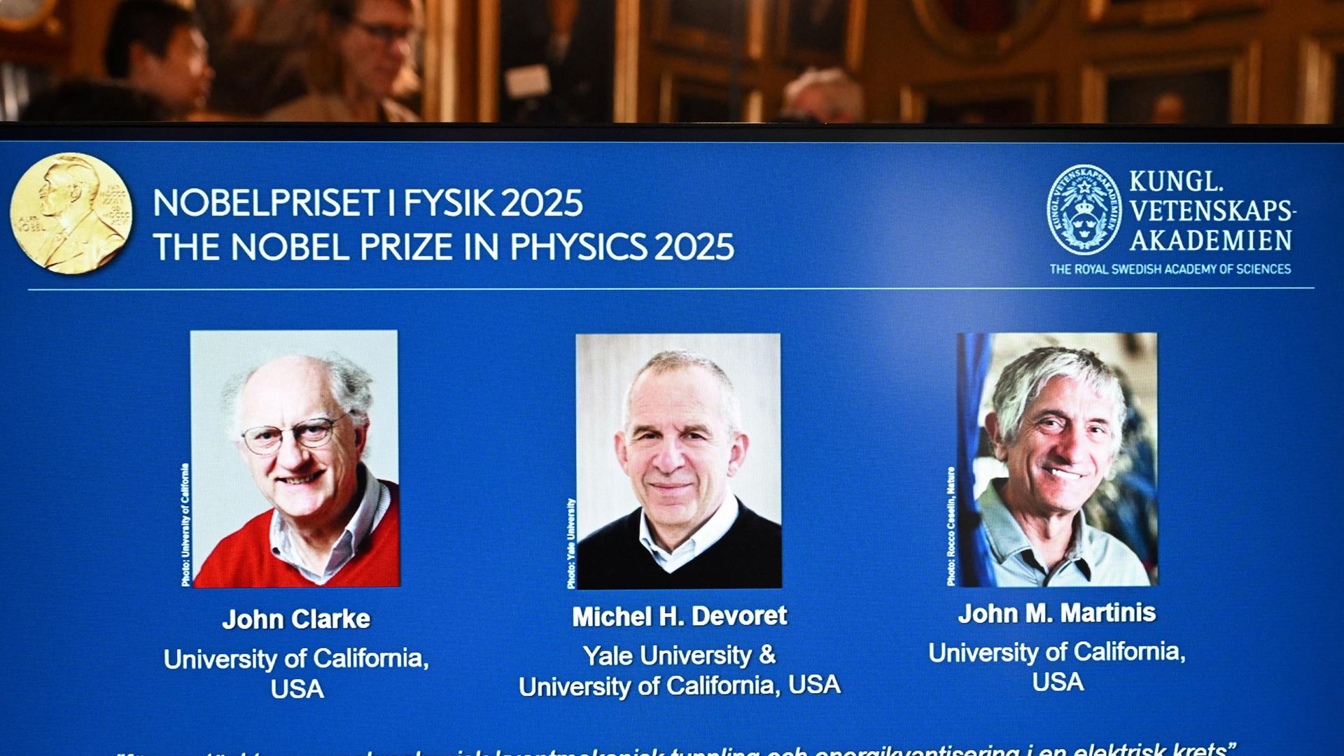 Stockholm: Standbild aus dem Livestream zur Bekanntgabe des Nobelpreises für Physik 2025: Auf einer Leinwand ist die Präsentation der Preisträger, die in den USA forschenden Quantenphysiker John Clarke (l-r), Michel Devoret und John Martinis, zu sehen.