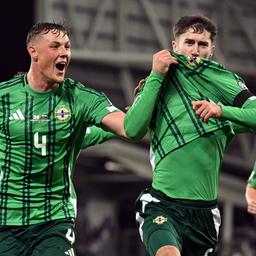 Nordirlands Trai Hume (m.) jubelt über den Treffer zum 2:0