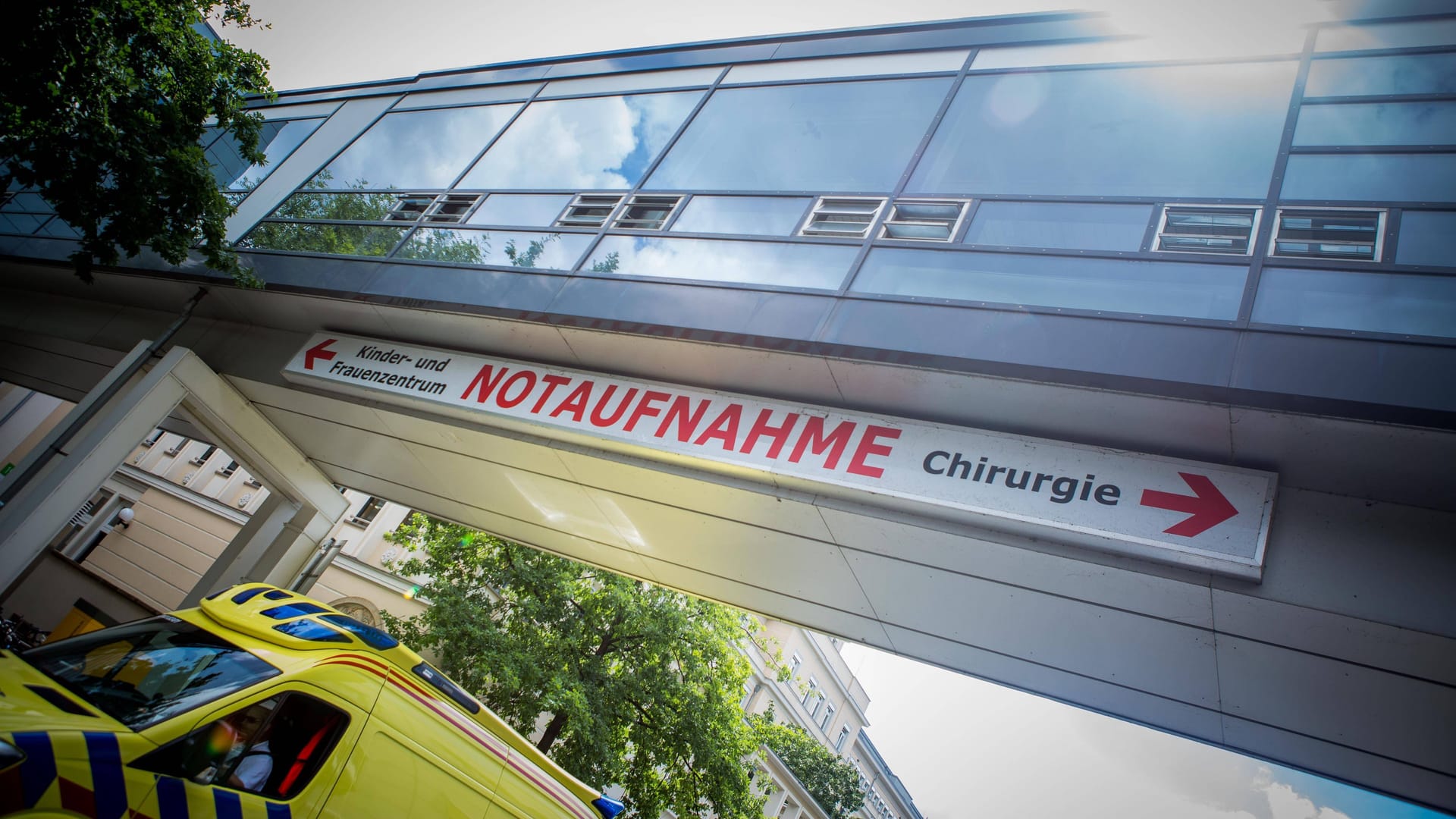 Blick auf Notaufnahme des Uniklinikums Dresden (Symbolbild): Blick auf Notaufnahme des Uniklinikums Dresden (Symbolbild):