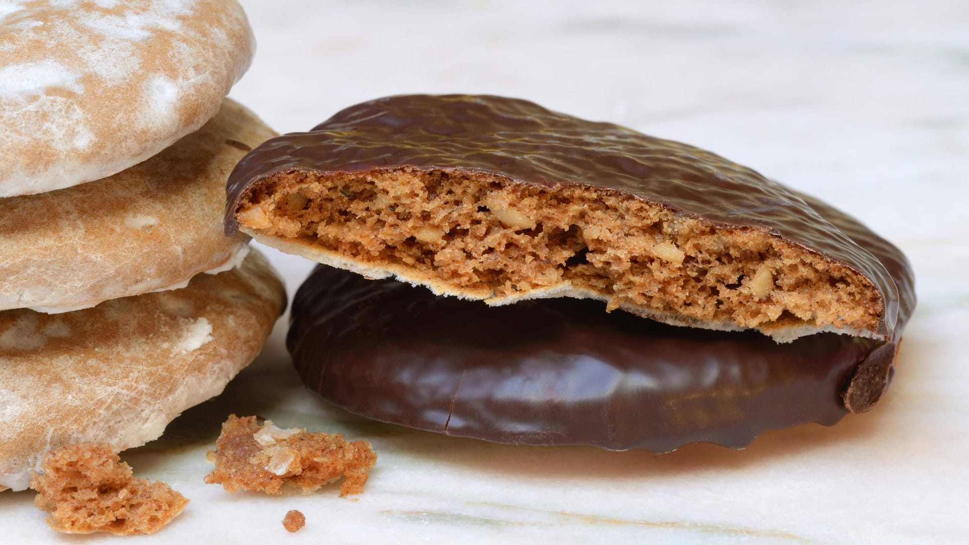 Nürnberger Lebkuchen: Sie sind im ganzen Land heiß begehrt, in Nürnberg können Sie sie direkt bei den Lebknüchereien kaufen, wenn Sie die Geheimtipps kennen. Nürnberger Lebkuchen: Sie sind im ganzen Land heiß begehrt, in Nürnberg können Sie sie direkt bei den Lebknüchereien kaufen, wenn Sie die Geheimtipps kennen.