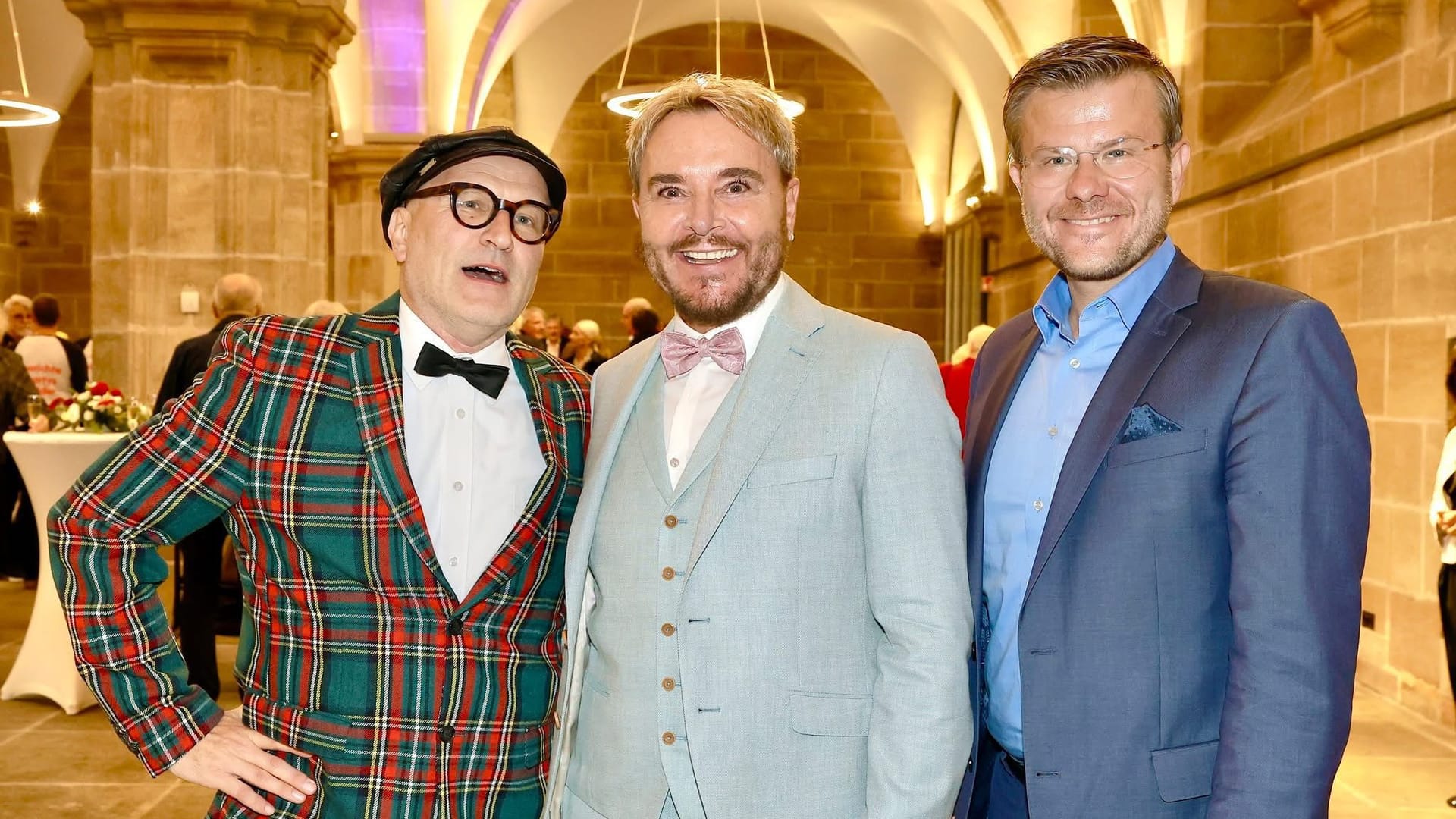 OB Marcus Kaiser (rechts) würdigt das Engagement von Marcel Schneider (Mitte), bei dessen Spendengala auch Oliver Tissot (links) auftrat. OB Marcus Kaiser (rechts) würdigt das Engagement von Marcel Schneider (Mitte), bei dessen Spendengala auch Oliver Tissot (links) auftrat.