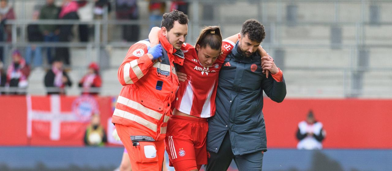 Bayern Münchens Lena Oberdorf wird gestützt, nachdem sie sich verletzt hat | IMAGO / Sports Press Photo Bayern Münchens Lena Oberdorf wird gestützt, nachdem sie sich verletzt hat