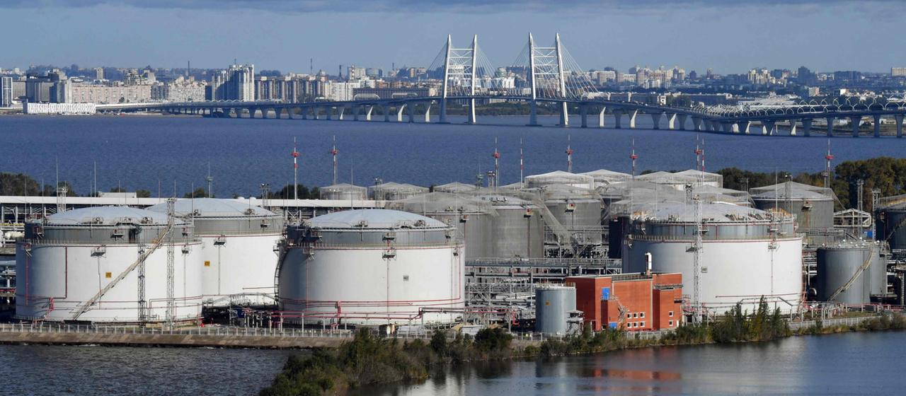 Ölterminal im Hafen von St. Petersburg (Archiv)