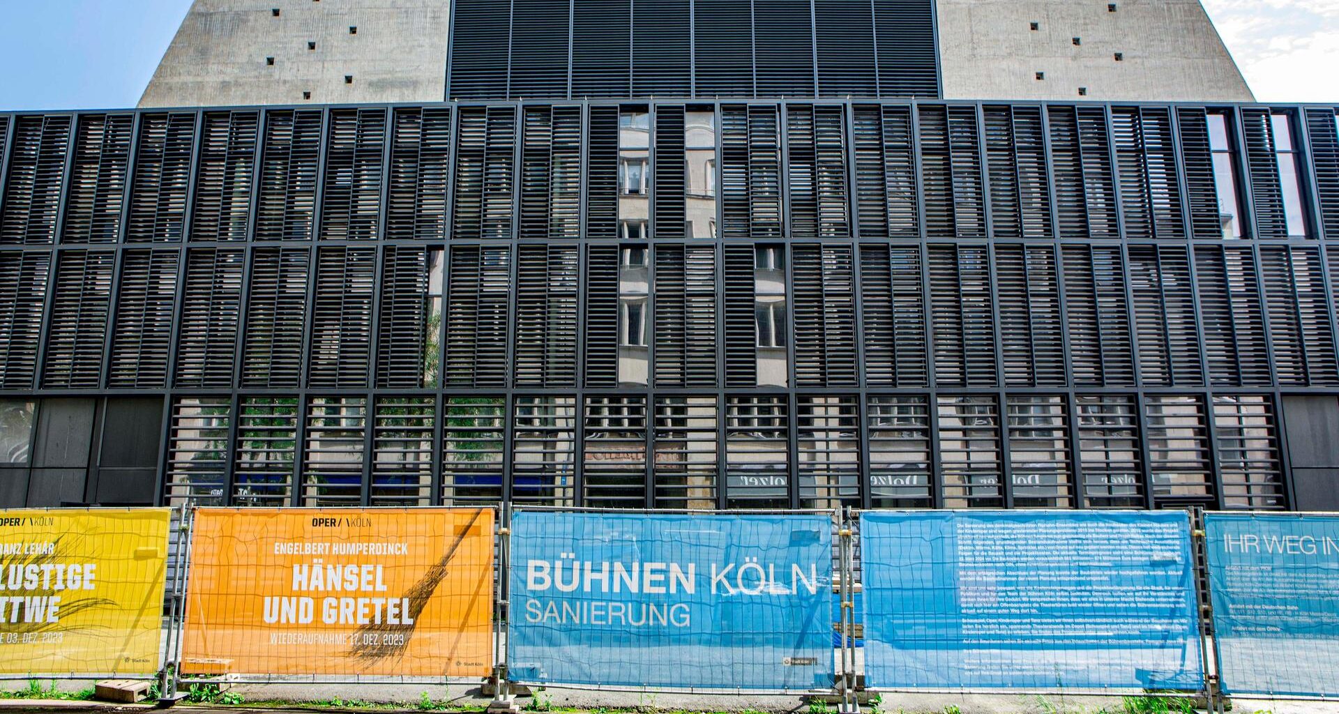Die Oper Köln befindet sich eingerahmt von Bauzaun in der Kölner Innenstadt auf dem Offenbachplatz.