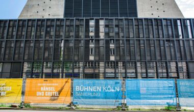 Die Oper Köln befindet sich eingerahmt von Bauzaun in der Kölner Innenstadt auf dem Offenbachplatz.