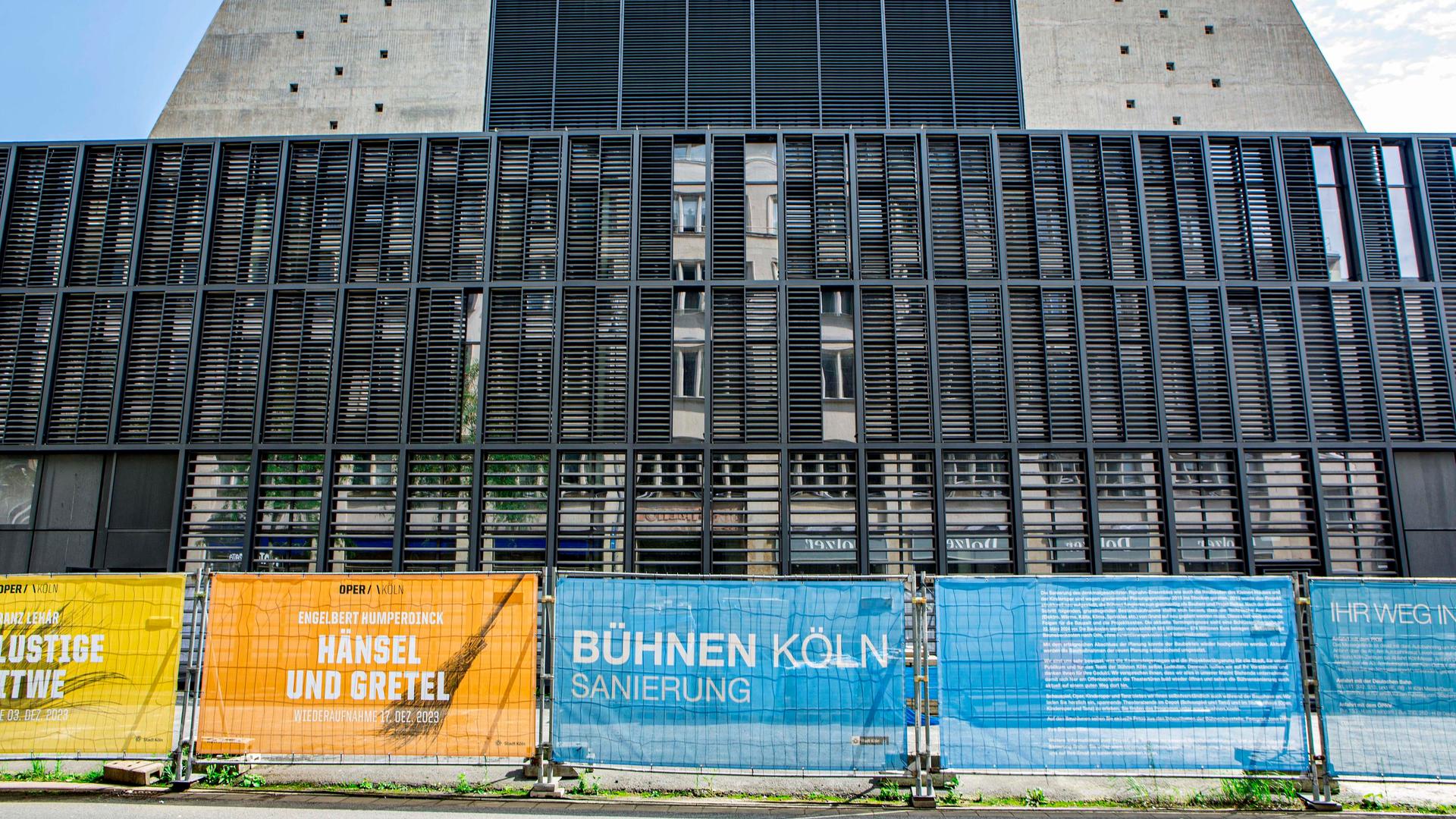 Die Oper Köln befindet sich eingerahmt von Bauzaun in der Kölner Innenstadt auf dem Offenbachplatz. 