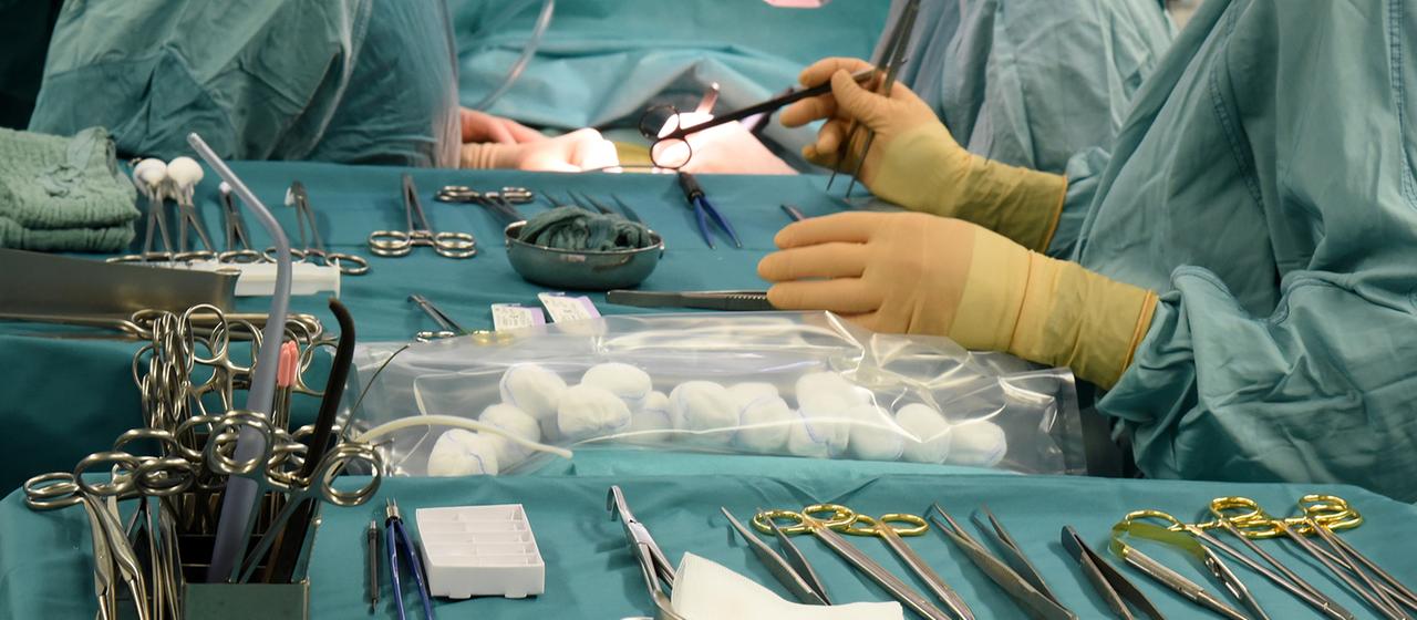 In einem Transplantationszentrum wird eine von einem gesunden Spender entnommene Niere beim Empfänger transplantiert. | dpa In einem Transplantationszentrum wird eine von einem gesunden Spender entnommene Niere beim Empfänger transplantiert.