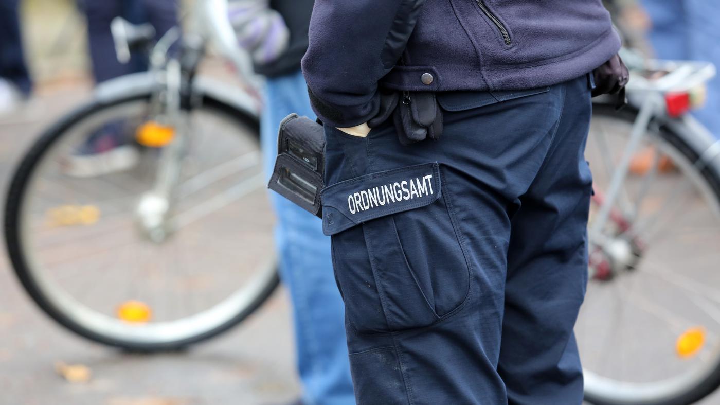 Beiß-Angriff wegen einer Kippe – Berliner Kontrolleur fällt dauerhaft aus