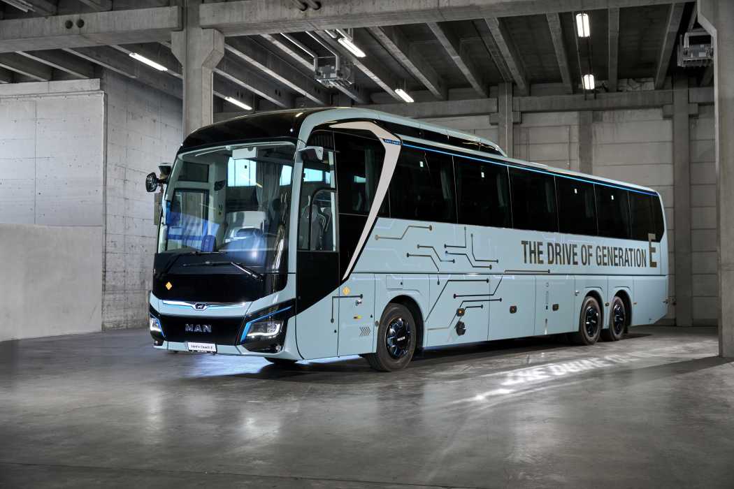 Fotostrecke: MAN Lion’s Coach E feiert Weltpremiere auf der Busworld Europe | Busworld Europe, Elektromobilität (E-Mobilität), Reisebusse (wie Doppeldecker- und Luxusbusse), Überlandbusse, Stadtbusse (wie Gelenk-, Niederflur- und Solobusse), Kleinbusse (wie Mini- und Midibusse) Fotostrecke | busplaner - Technik - ÖPNV