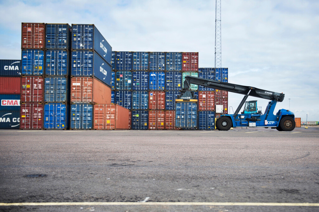 Gestapelte Schiffscontainer und ein fahrbarer Container-Kran