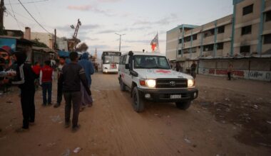Hamas übergibt die ersten sieben Gefangenen an das Rote Kreuz – weitere sollen folgen