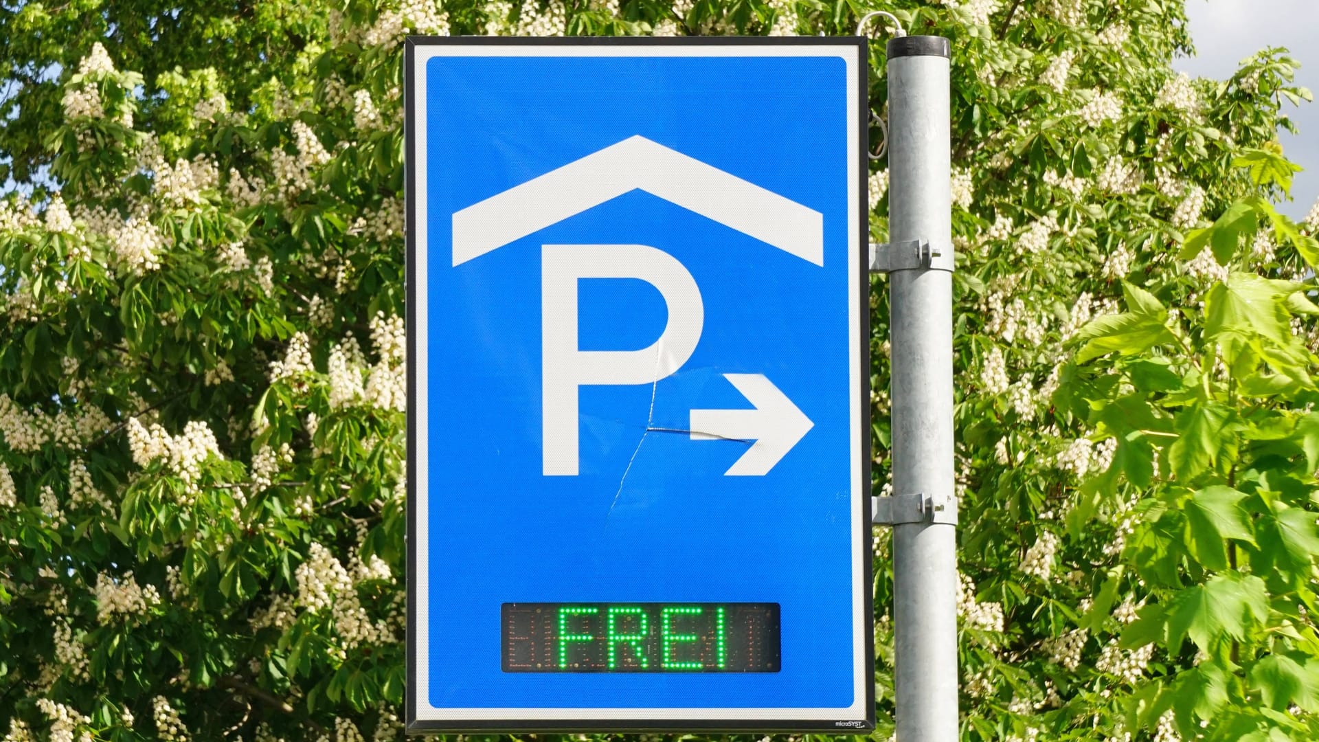 Parkhaus-Schild mit Anzeige "Frei" (Symbolbild): Das Unternehmen betreibt in mehreren Bremer Parkhäusern die Parkraumüberwachung. Parkhaus-Schild mit Anzeige "Frei" (Symbolbild): Das Unternehmen betreibt in mehreren Bremer Parkhäusern die Parkraumüberwachung.
