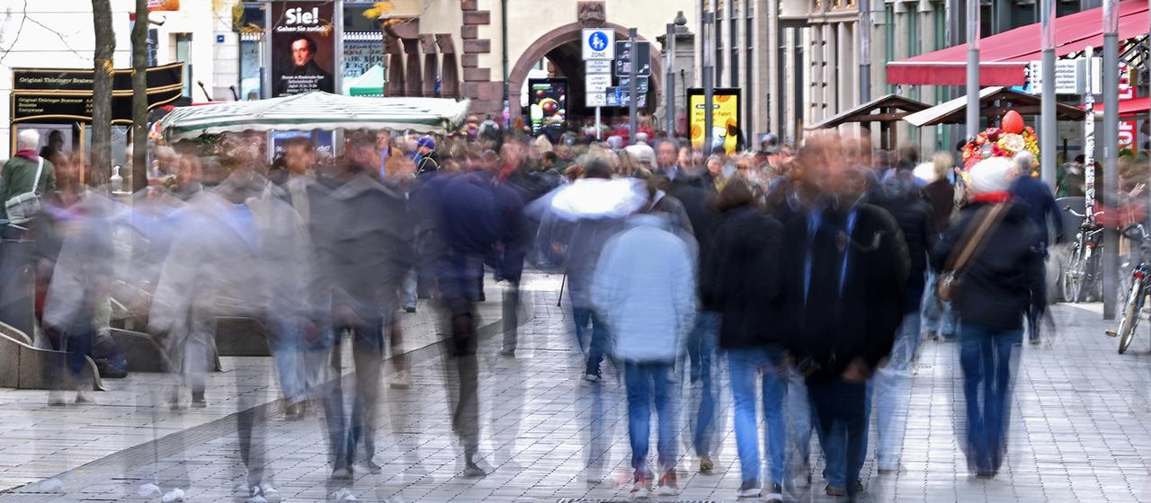 Zahlreiche Passanten gehen durch die Leipziger Innenstadt. | dpa Zahlreiche Passanten gehen durch die Leipziger Innenstadt.