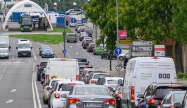 Fahrzeuge stauen sich vor der Grenzkontrolle bei der Einreise nach Polen am Grenzübergang von Brandenburg ins polnische Slubice.