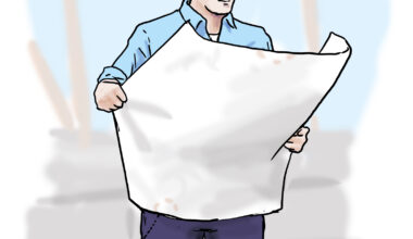 Ein Architekt auf einer Baustelle liest einen Plan