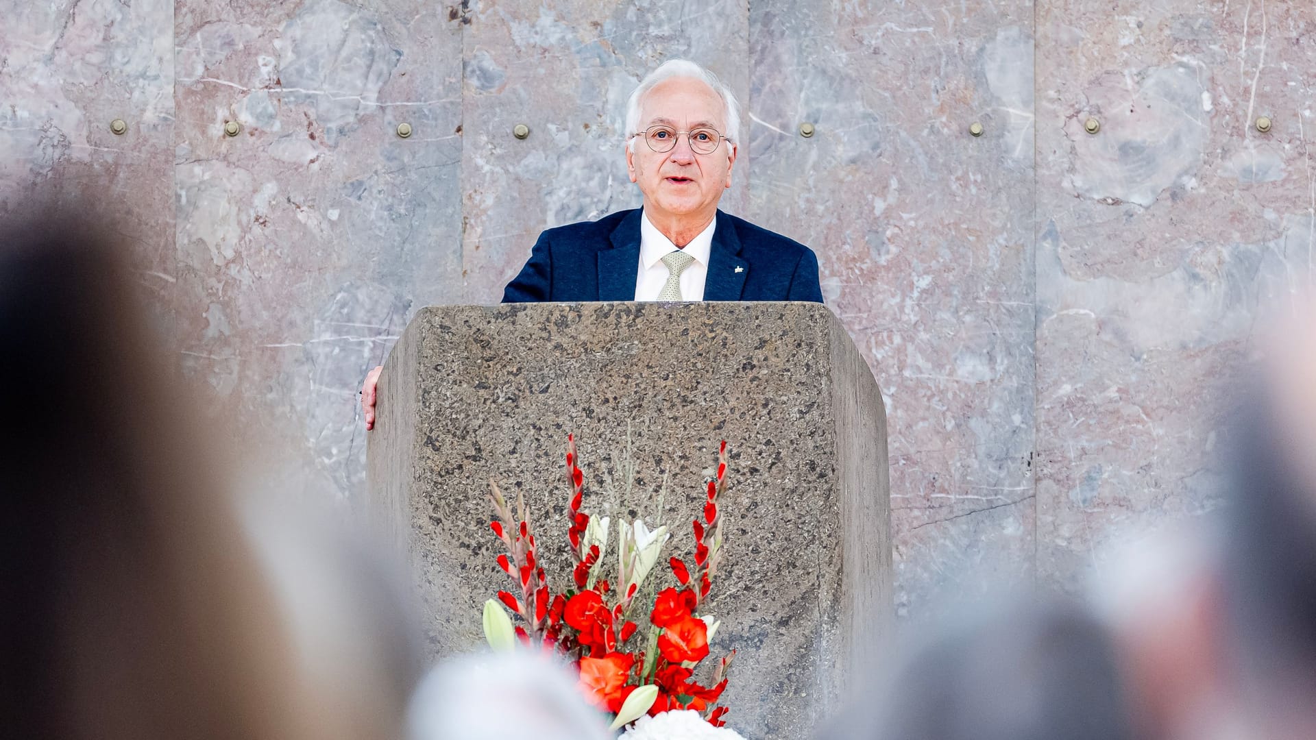 Pfarrer i.R. Christian Wolff aus Leipzig redet in der Paulskirche zu den Gästen am Tag der Deutschen Einheit.