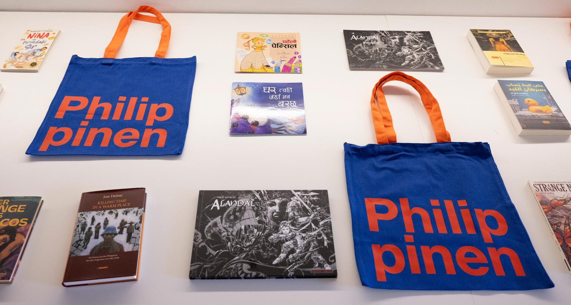 Bücher des diesjährigen Gastlands und Tragetaschen mit der Aufschrift Philippinen, präsentiert bei der Pressekonferenz der Frankfurter Buchmesse