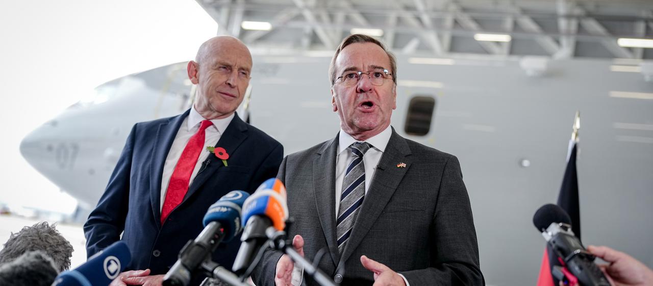 Boris Pistorius und John Healey vor einem Seefernaufklärer P-8 Poseidon | dpa Boris Pistorius und John Healey vor einem Seefernaufklärer P-8 Poseidon