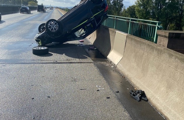 POL-PDNW: Autobahnpolizei Ruchheim - Fahrzeug überschlägt sich auf Rheinbrücke