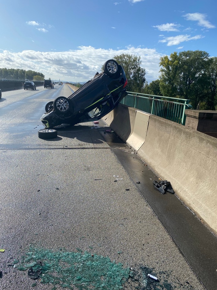 POL-PDNW: Autobahnpolizei Ruchheim - Fahrzeug überschlägt sich auf Rheinbrücke