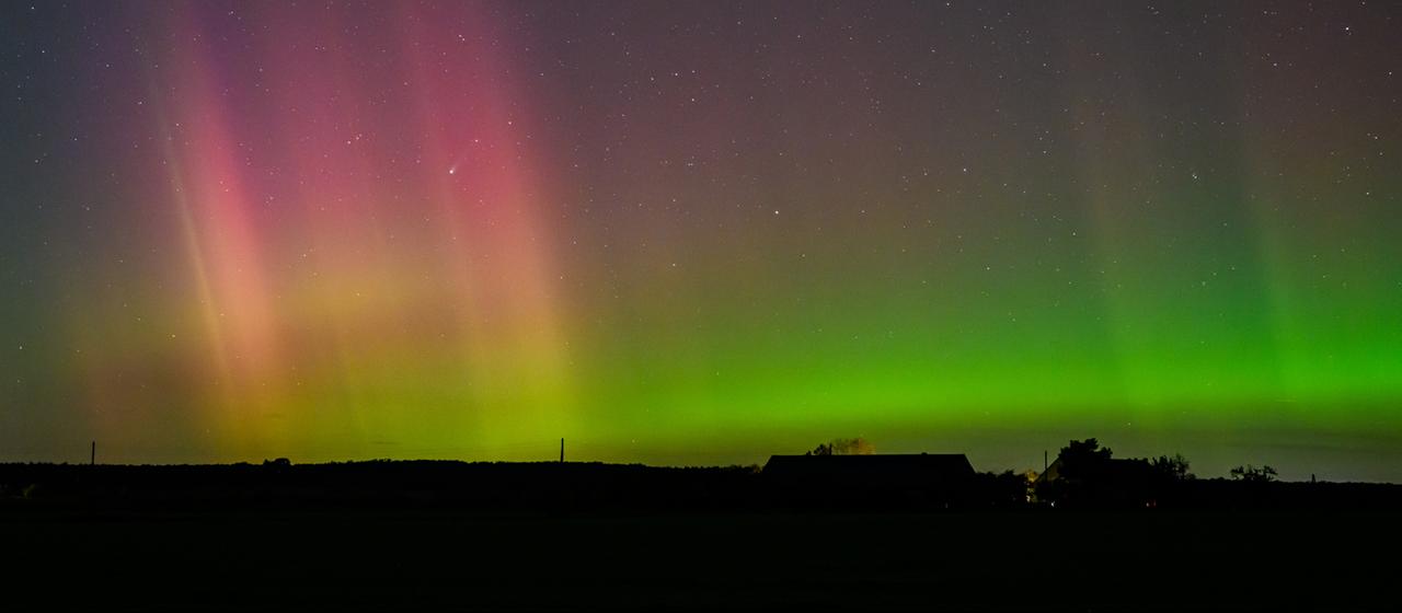 Polarlichter und der Komet "Lemmon" leuchten am Nachthimmel über dem östlichen Brandenburg