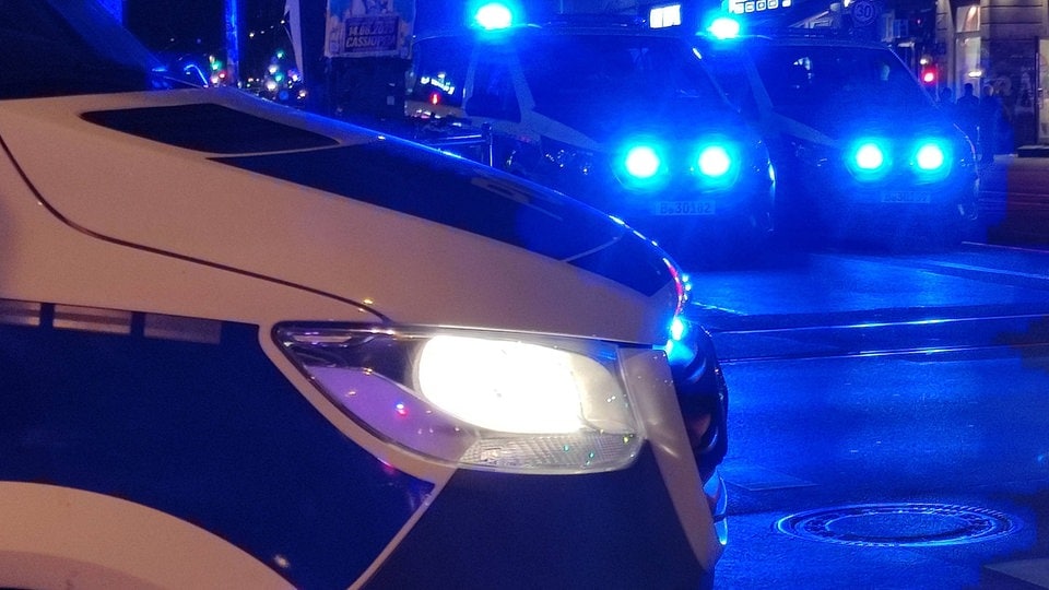 Mit Holzlatten und Baseballschläger: Mann wird in Halle von mehreren Angreifern schwer verletzt