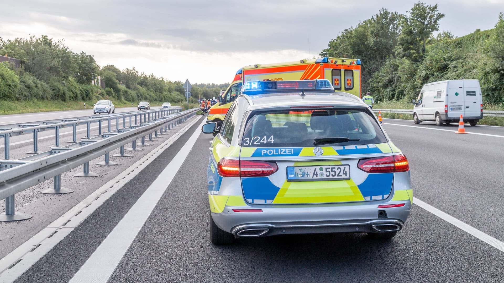 Polizei und Rettungsdienst bei einem Unfall auf der Autobahn (Symbolbild): Polizei und Rettungsdienst bei einem Unfall auf der Autobahn (Symbolbild):