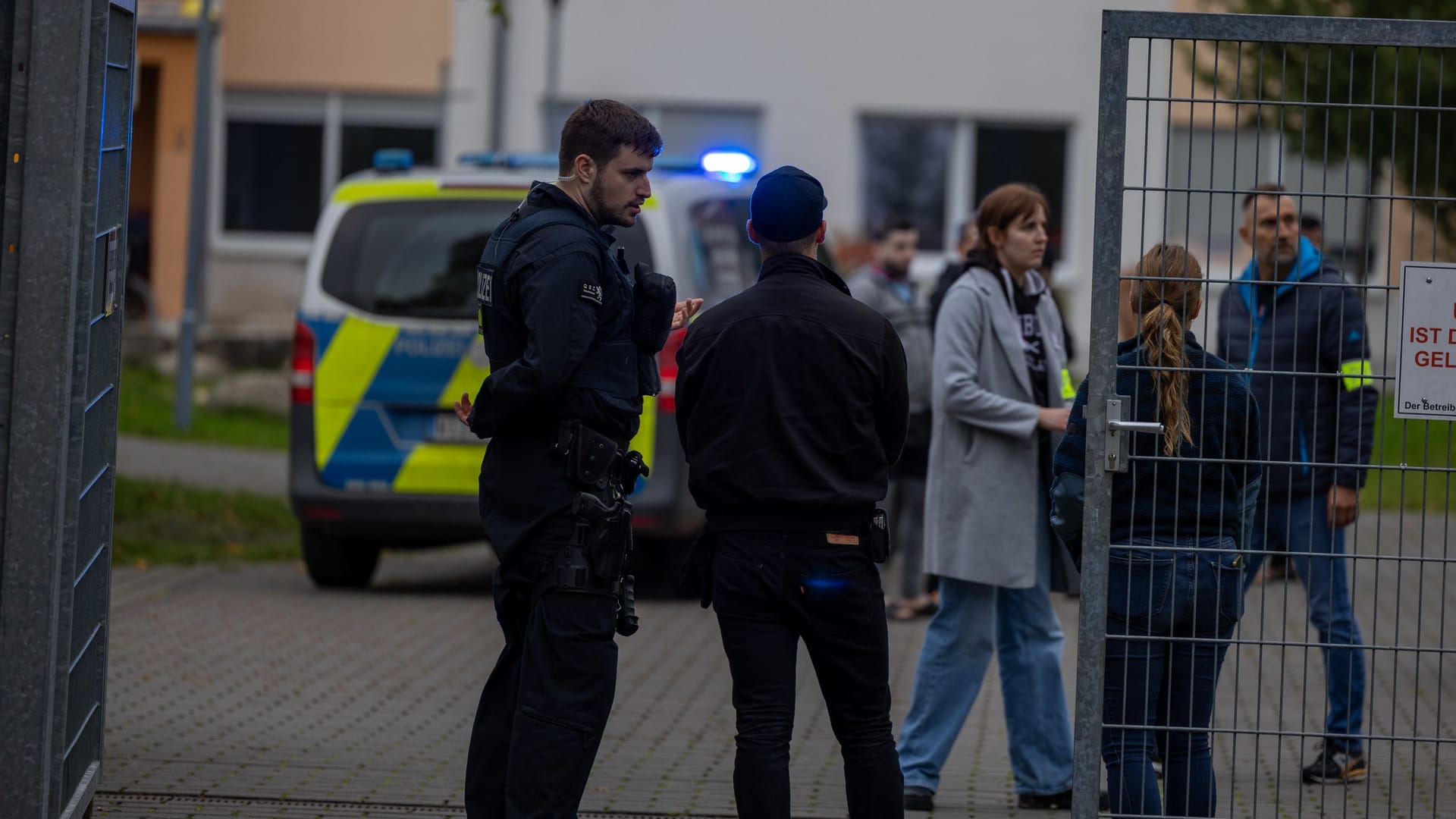 Polizeibeamte stehen vor einer Flüchtlingsunterkunft in Bad Homburg am Mittwochabend: Offenbar kam es hier zu einem Gewaltdelikt.