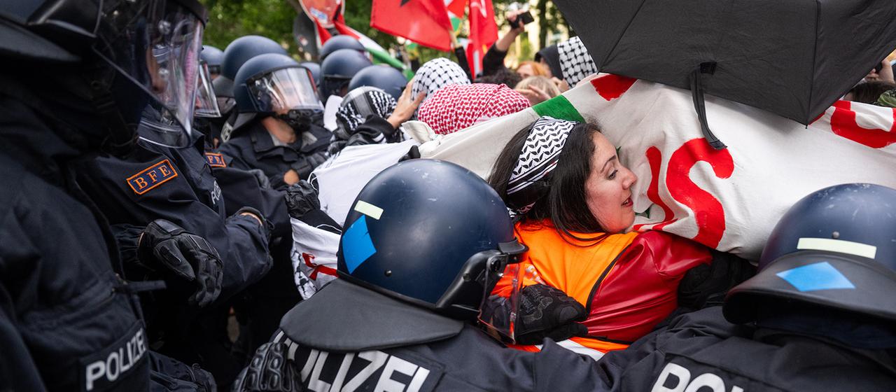 Polizisten schieben Demonstranten zusammen. (Archivbild: 15.5.2025)