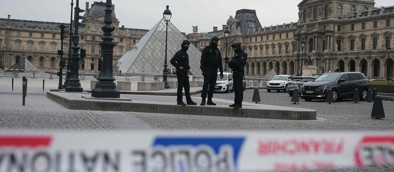 Französische Polizeibeamte patrouillieren vor dem Louvre-Museum. | Dimitar DILKOFF / AFP Französische Polizeibeamte patrouillieren vor dem Louvre-Museum.