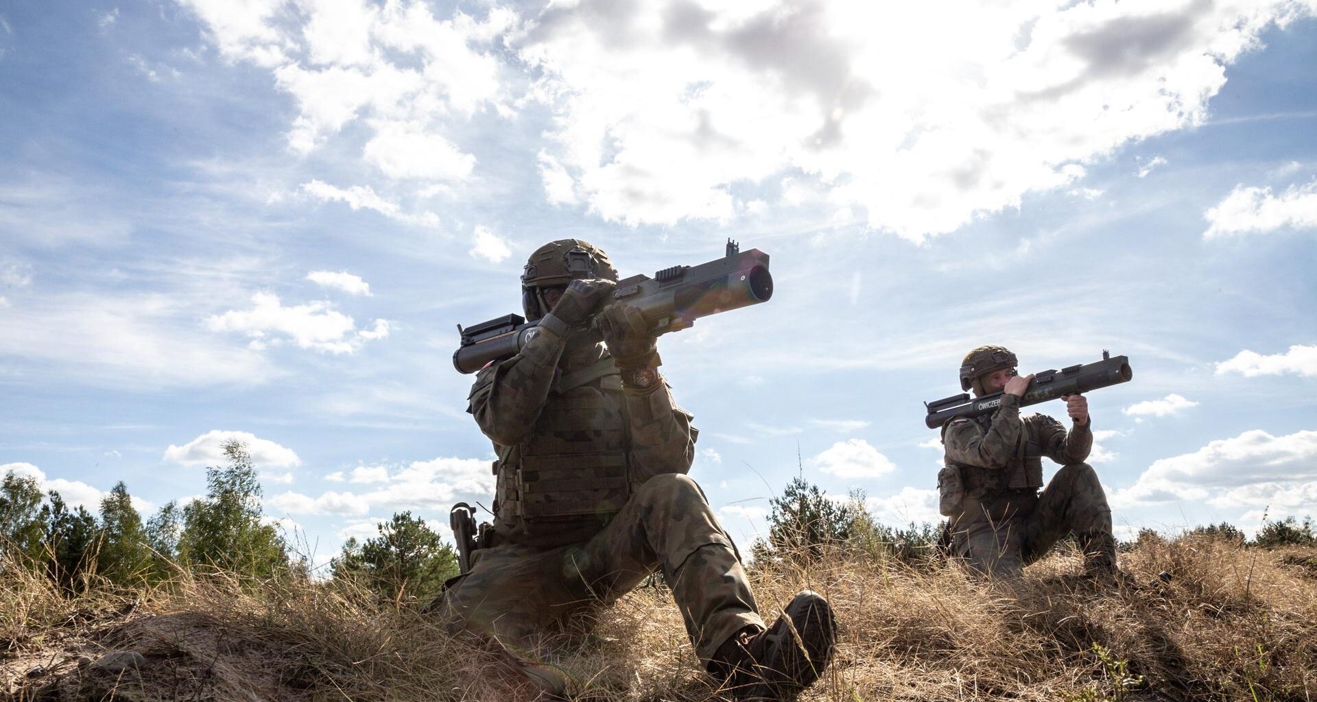 Zwei polnische Soldaten in Tarnkleidung trainieren unter freiem Himmel auf einem Feld am 18.09.2025 bei einer Militärübung mit Panzerabwehrwaffen.