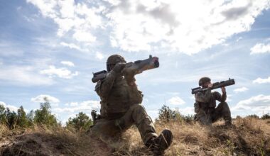 Zwei polnische Soldaten in Tarnkleidung trainieren unter freiem Himmel auf einem Feld am 18.09.2025 bei einer Militärübung mit Panzerabwehrwaffen.