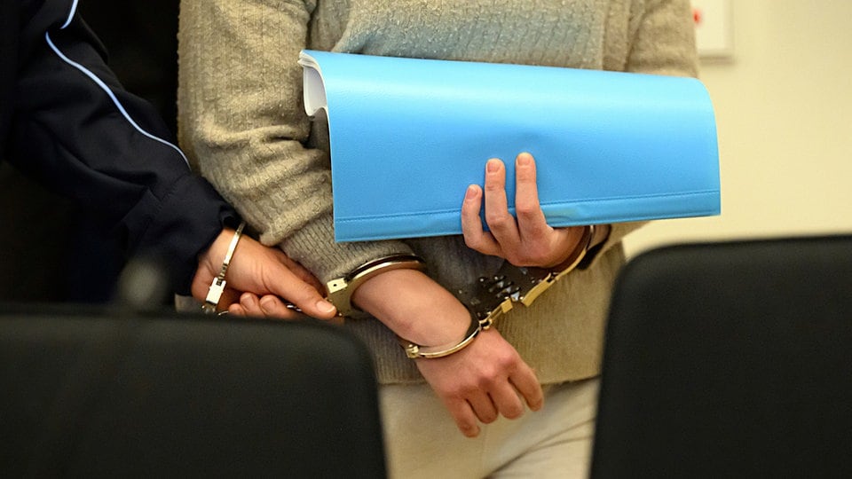 Verteidigung fordert Freispruch für junge Mutter im Prozess um totes Baby