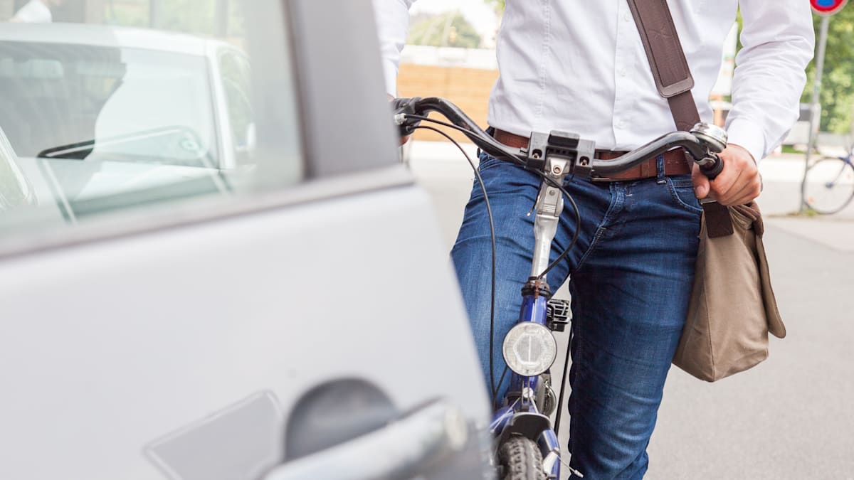 Nach tödlichem Unfall: Verkehrsexperten empfehlen Autofahrern „holländischen Griff“ zum Schutz von Radfahrern
