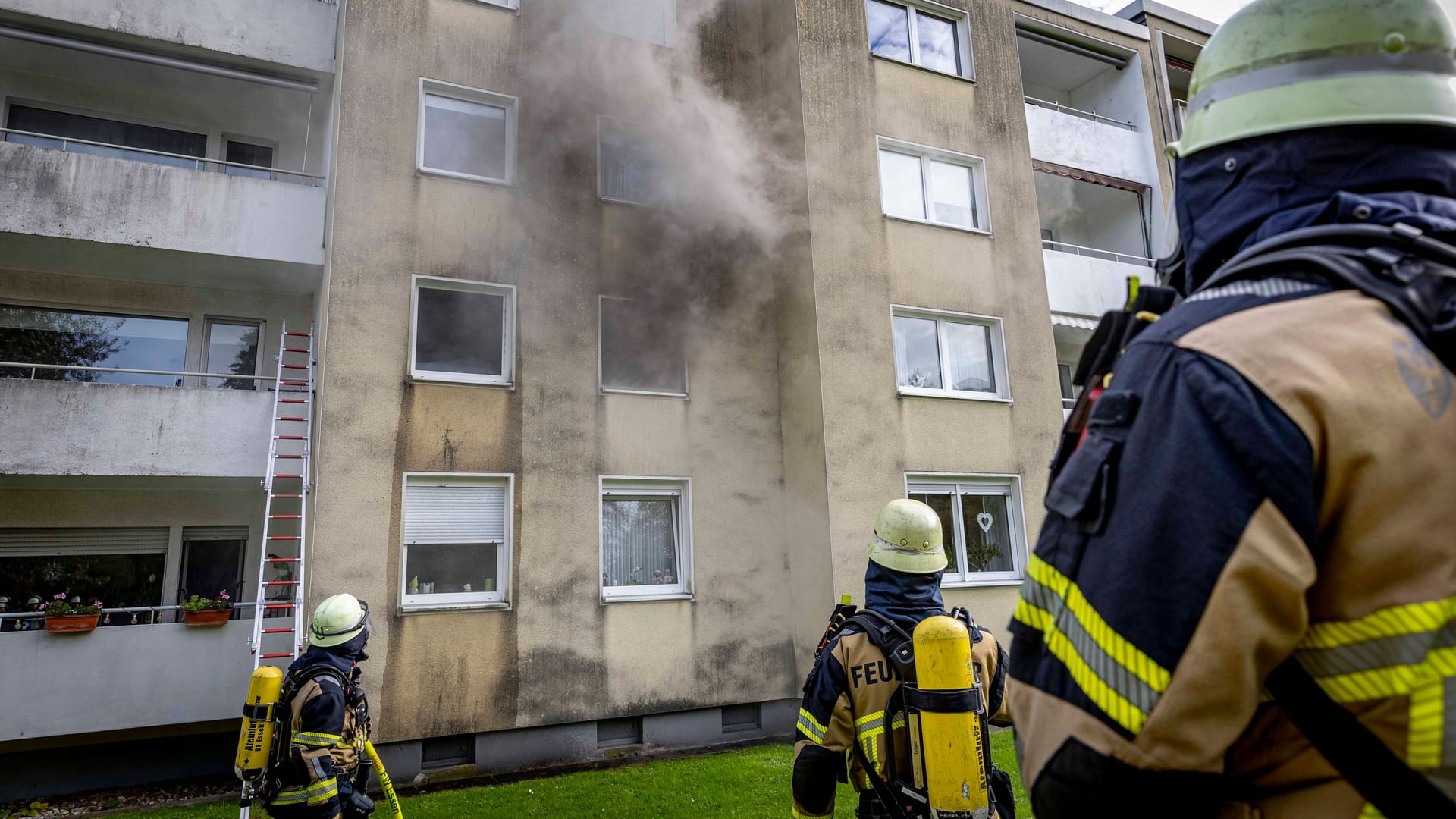 Rauch steigt aus den Fenstern: Ein Ehepaar rettete sich auf den Balkon.