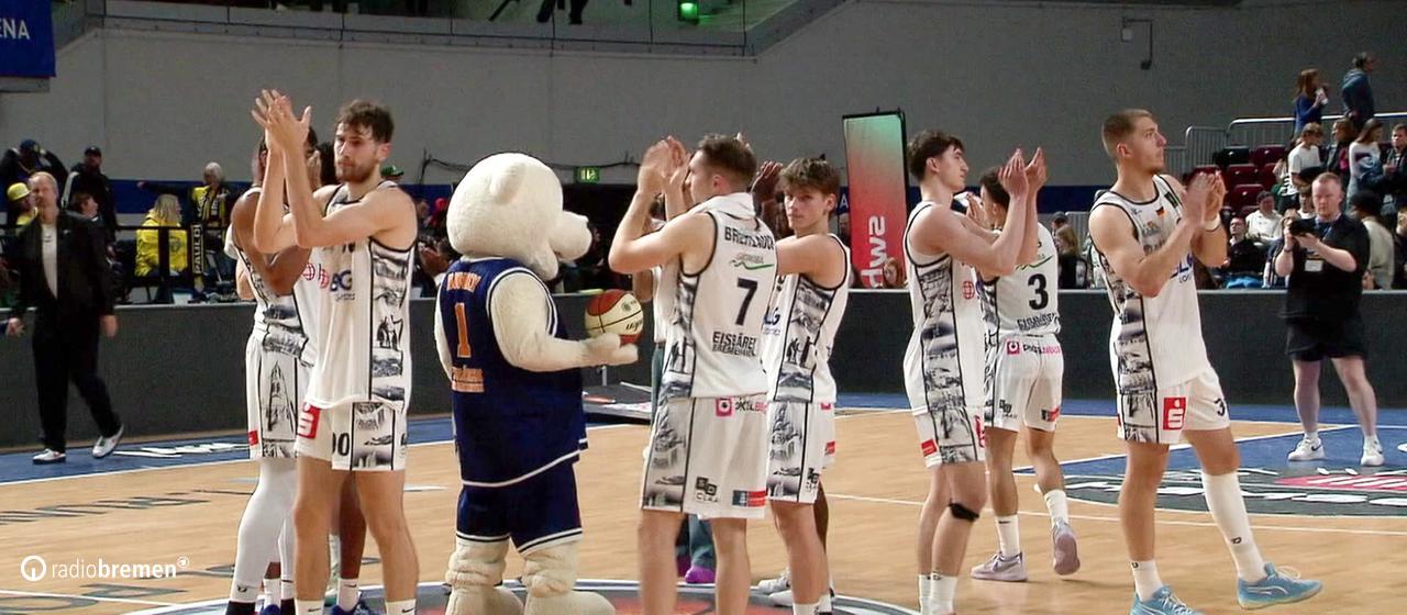 Die Basketballer der Eisbären Bremerhaven klatschen für ihre Fans in der Bremer Stadthalle nach der Pokal-Niederlage gegen Oldenburg.
