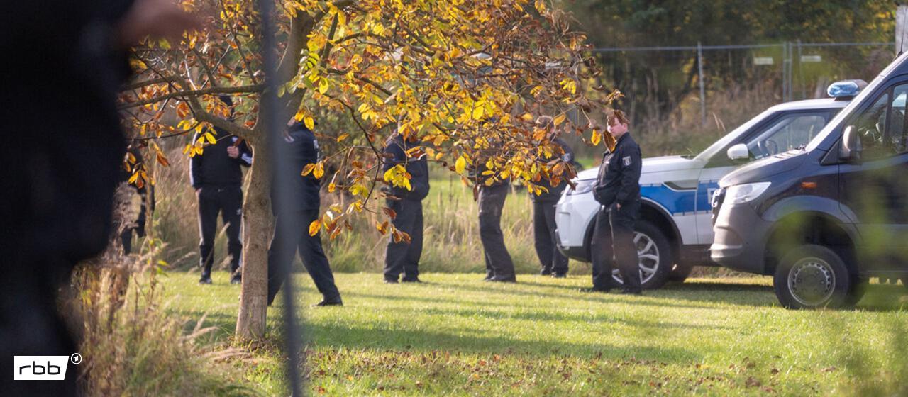 Archivbild: Polizisten stehen auf einem Grundstück in Tauche (Landkreis Oder-Spree). Im Fall der seit mehr als sechs Jahren vermissten Rebecca aus Berlin-Neukölln sucht die Polizei auf einem Grundstück in Brandenburg nach Beweismitteln wegen des Verdachts eines Tötungsdelikts. (Quelle: dpa/Gateau)