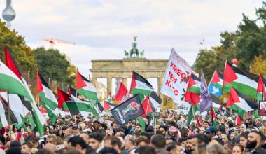 Berlin: Waffenruhe in Gaza: Deutlich mehr propalästinensische Demonstranten als erwartet ziehen durch Berlin
