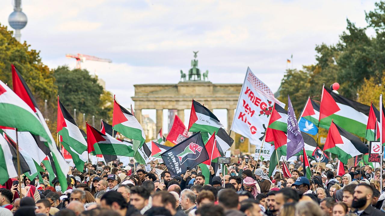 Berlin: Waffenruhe in Gaza: Deutlich mehr propalästinensische Demonstranten als erwartet ziehen durch Berlin