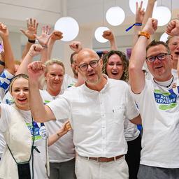 Archivbild:21.09.2025, Brandenburg, Frankfurt (Oder): Axel Strasser (M, parteilos), Kandidat für das Amt des Oberbürgermeisters in Frankfurt (Oder), freut sich mit seinen Wahlhelfern nach dem Auszählen der Stimmzettel.(Quelle:dpa/P.Pleul)