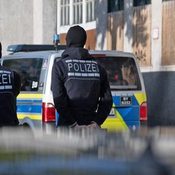 Symbolbild: Einsatzkräfte der Polizei stehen am 09.10.2024 im Rahmen eines Einsatzes vor einem Gebäude. (Quelle: Picture Alliance/Marijan Murat)