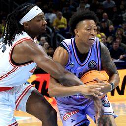 Albas Boogie Ellis zieht gegen Chalons Justyn Mutts zu Morb (imago images/Nordphoto)