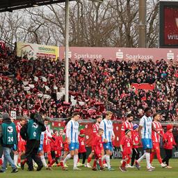 Hansa_Energie | IMAGO/Steffen Beyer Der Einlauf beim Spiel zwischen Energie und Hansa im Dezember 2024 | Bild: IMAGO/Steffen Beyer