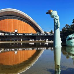 Installation Freiheitsstatue HKW | Julia S. Fischer Eine halb im Wasserbecken vor dem Haus versunkene, aufgeblasene Replik der Freiheitsstatue ist im Rahmen der Ausstellung Die Möglichkeit der Unvernunft vor dem Haus der Kulturen der Welt zu sehen.(Quelle: Julia S. Fischer)