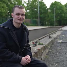 Lior Steiner im Mai 2025 an der Gedenkstätte Gleis 17 in Berlin-Grunewald. (Quelle: rbb)