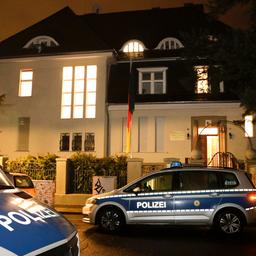 Polizeieinsatz an Botschaft von Kamerun  | dpa/Christoph Soeder Archivbild: Polizeiautos und Einsatzkräfte stehen vor der Botschaft von Kamerun in Berlin-Westend. (Quelle: dpa/Christoph Soeder)