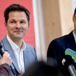Die SPD-Landesvorsitzende Nicola Böcker-Giannini (l-r), Steffen Krach und der SPD-Landesvorsitzende Martin Hikel am 01.09.2025 bei einer Pressekonferenz. (Quelle: dpa-Bildfunk/Britta Pedersen)